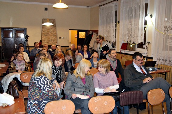 Uczestnicy spotkania dyskutują na temat ogrodów społecznych