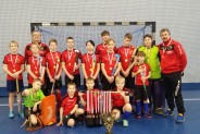 Pamiątkowe zdjęcie złotych medalistów,w dolnym rzędzie 5 brązowych medalistów.