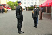 Dowódca uroczystości, starszy kapitan Kamil Kwandrans (po lewej) składa meldunek o gotowości do…