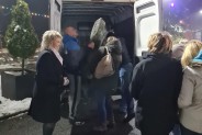 Pani senator podczas obdarowywania choinkami