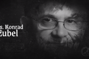 Stopklatka z filmu. Na ciemnym tle widoczna niepełna twarz Księdza Zubla przysłoniona zmieniającą…
