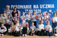 Pamiątkowe zdjęcie po pasowaniu