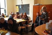 Młodzież biorąca udział w kweście na rzecz fundacji