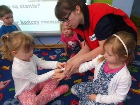 Betina opiekująca się dziećmi