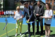 Uroczysty moment przecięcia wstęgi i symbolicznego otwarcia boiska. Od lewej: prezydent Rafał…