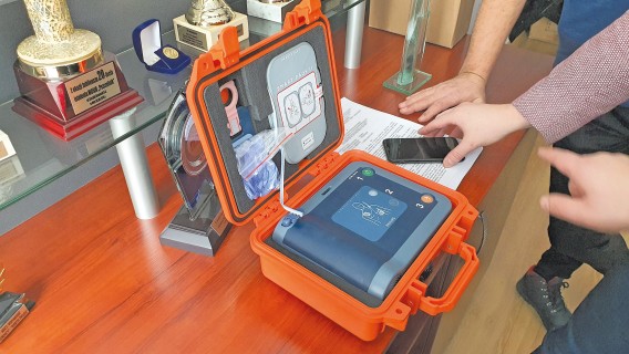Rozłożony automatyczny defibrylator.