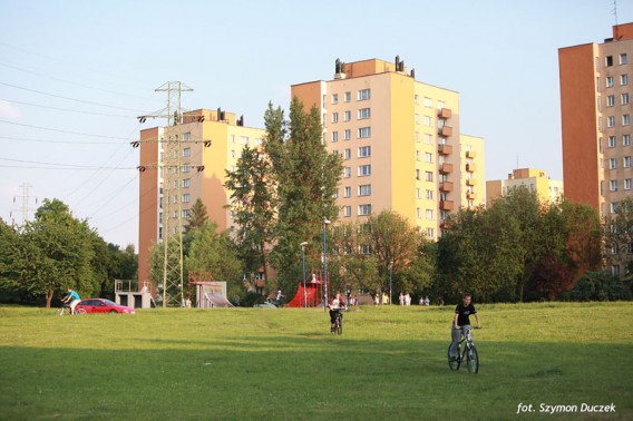Dzieci jeżdżące na rowerach w rejonie, gdzie powstanie pumptrack