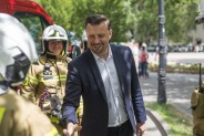 Prezydent Siemianowic Śląskich Rafał Piech, wita się ze strażakami.