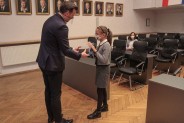 Prezydent wręcza listy gratulacyjne i nagrody.