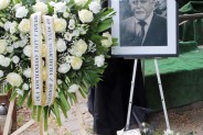 Portret zmarłego śp. Piotra Okonia oraz wieńce przed grobowcem rodzinnym