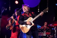 Piknik Country 2020. Zbliżenie na sylwestki Mariusza Kalagi z gitarą i jego skrzypaczki, ubranej…