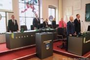 Zarząd miasta oraz prezydium Rady Miasta stoją oddając hołd zmarłym i poszkodowanym w…