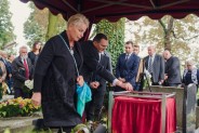 Przewodniczący RM żegna Zmarłego