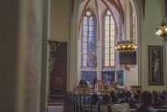 Uczestnicy mszy słuchający kazania