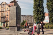 Strażacy z siemianowickiej jednostki Państwowej Straży Pożarnej składają kwiaty przed Pomnikiem…