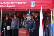 Nowy komendant miejski przemawia stojąc przy mównicy. W tle zaproszeni goście
