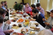 poczęstunek dla pensjonariuszek Domu Opieki Społecznej w Michałkowicach przygotowany przez Radę…