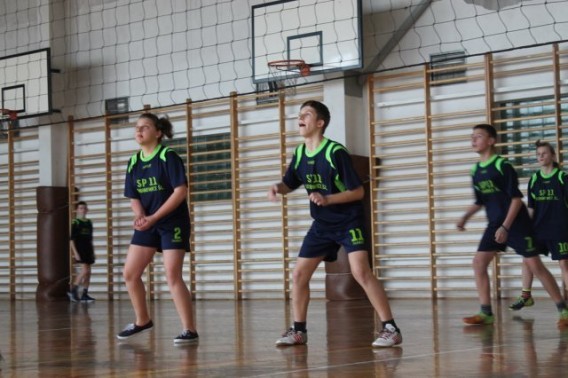 Turniejowe zmagania na sali gimnastycznej