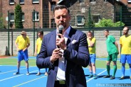 Prezydent miasta Rafał Piech w trakcie swojego wystąpienia. W tle zawodnicy drużyny urzędu miasta