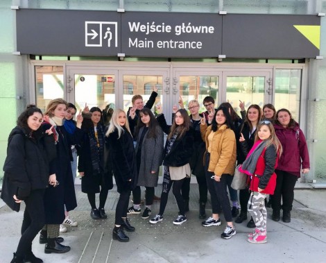 Młodzież przed wejściem głównym do szkoły.