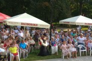 Śpiewaczka wśród publiczności