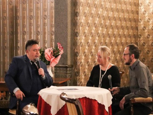 Kierownik Willi Fitznera podczas rozmowy z artystami malarzami, prezentującymi swoje prace.…