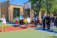 Pani dyrektor szkoły Cogito (po lewej) witająca zaproszonych gości