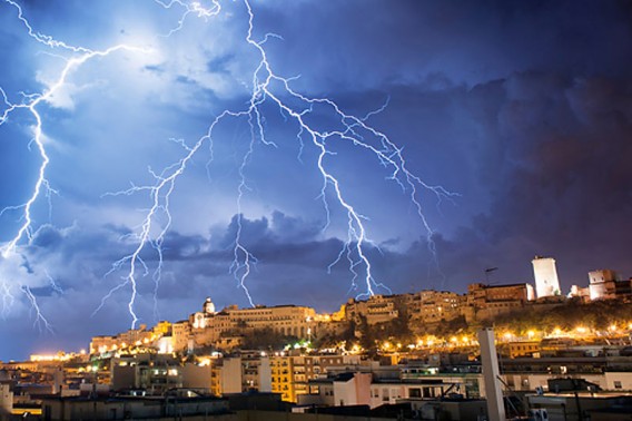 Na zdjęciu burza nad miastem