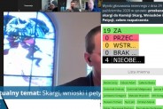 Zrzut ekranu z XXIII sesji Rady Miasta. Widoczna tablica informacyjna dotycząca głosowania.