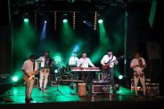 Na scenie SCK zespół Baciary, ubrany w góralskie stroje. Muzycy grają na instrumentach. Scenę…
