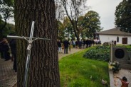 Kondukt pogrzebowy na cmentarzu