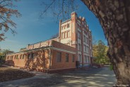 Widok na budynek Pływalni
