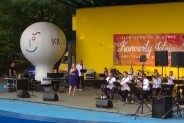 Na scenie amfiteatru solistka Aleksandra Stano i big band Siemion Band