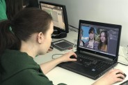 Uczeń przed monitorem