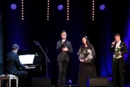 Na scenie wszyscy wykonwacy koncertu operetkowego. Po lewej stronie pianista gra na instrumencie.…