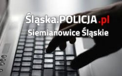Dłoń na klawiaturze komputerowej