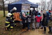 Strażacy rozdają kubki z herbatą przy namiocie Policji