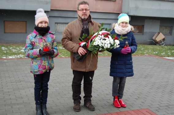 Złożenie kwiatów pod pomnikiem patrona szkoły