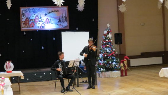 Dwaj muzycy akompaniują do Kolęd