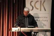 Stefan Dembowski gra na klawiszach - zbliżenie