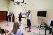 Nowa dyrektor przemawia do uczniów