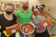 Wolontariusze z produktami do przygotowania świątecznych specjałów