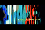 Grafika – fragment obrazu Klaudii Laty, pionowe czerwono, czarno, niebieskie nieregularne pasy