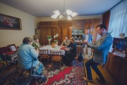 Julitatka wśród gości przy stole