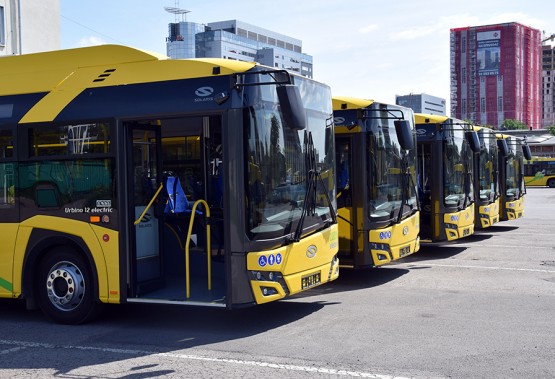 Ustawione w jednym rzędzie autobusy elektryczne.