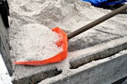 Zimowa aura nie sprzyja kierowcom, jednak służby miejskie robią co mogą by zminimalizować skutki…