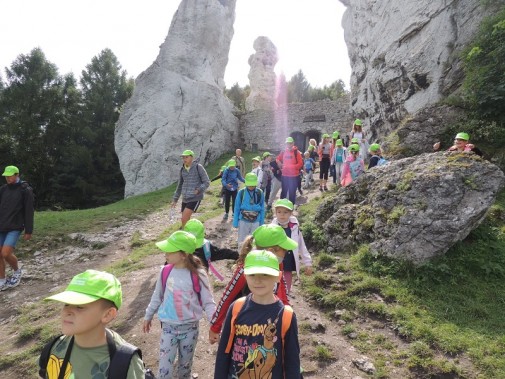 Dzieci na ruinach zamku w Ogrodzieńcu