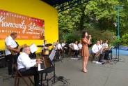 Na scenie amfiteatru big band Siemion Band oraz solistka- Martyna Czernik