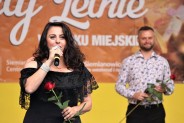 Zbliżenie dwójki artystów Nairy Ayvazyan i Tomasza Białka. W rękach trzymają czerwone róże