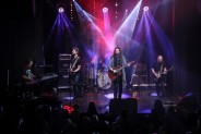 Widok na scenę i zespół 5 Rano z góry. Pod sceną fani. Na scenie 5 muzyków z instruemntami. Za…